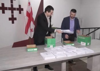 პრორუსულმა პარტია “ალტ ინფომ” საარჩევნოდ რეგისტრაციისთვის ცესკოში ხელმოწერები მიიტანა