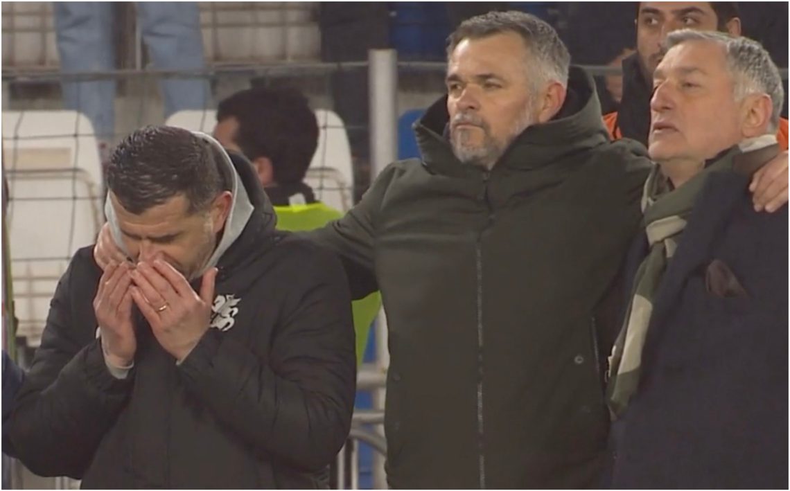 სანიოლის თანაშემწე, ტუნისელი ადელ ჩედლი, პენალტების დროს ლოცულობს საქართველოს გამარჯვებისთვის – ისტორიული კადრები