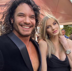 “უკვე შვილიც ჰყავთ” – როგორ გამოიყურება 52 წლის მარიო ჩიმაროს სლოვაკი რჩეული, რომელიც მსახიობზე 21 წლით უმცროსია