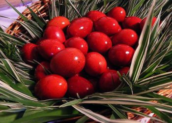 მე მაქვს 1 საიდუმლო, რომლითაც კვერცხები თანაბრად იღებება, ლამაზი წითელი და პრიალაა