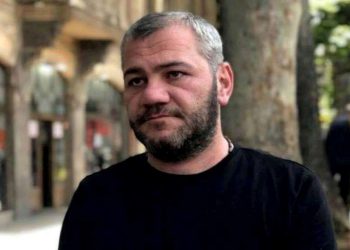 ხორავას ქუჩაზე მოკლული არასრულწლოვნის მამა ზაზა სარალიძე “რუსული კანონის” წინააღმდეგ განცხადებას ავრცელებს