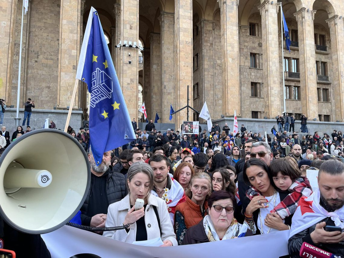 “არა რუსულ კანონს!”- პარლამენტთან აქცია მიმდინარეობს