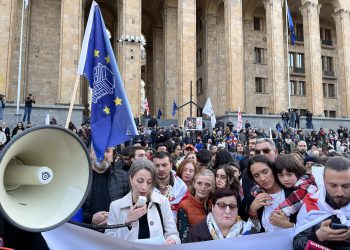 “არა რუსულ კანონს!”- პარლამენტთან აქცია მიმდინარეობს