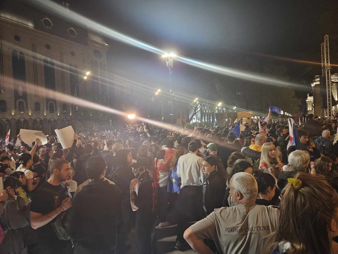 აქცია პარლამენტიდან კანცელარიისკენ დაიძრა