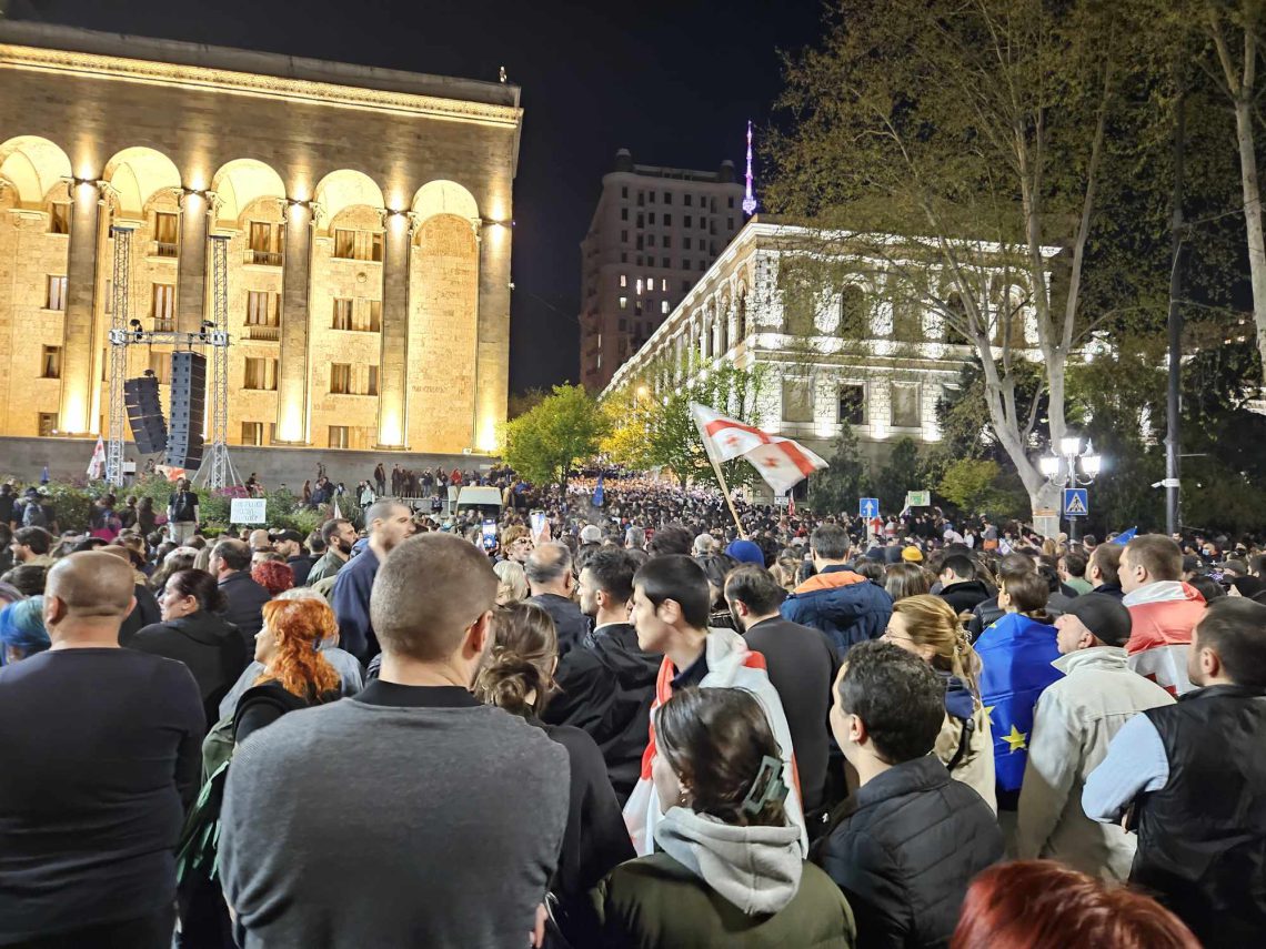 პარლამენტთან მიმდინარე აქციაზე ვითარება დაძაბულია – “ოცნების” დეპუტატები პარლამენტს სპეცრაზმის კორდონის საშუალებით ტოვებენ