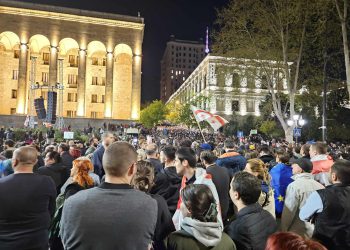 პარლამენტთან მიმდინარე აქციაზე ვითარება დაძაბულია – “ოცნების” დეპუტატები პარლამენტს სპეცრაზმის კორდონის საშუალებით ტოვებენ