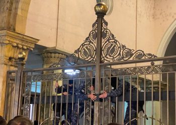 სპეცრაზმელებმა პარლამენტის შესასვლელი ბოქლომით ჩაკეტეს