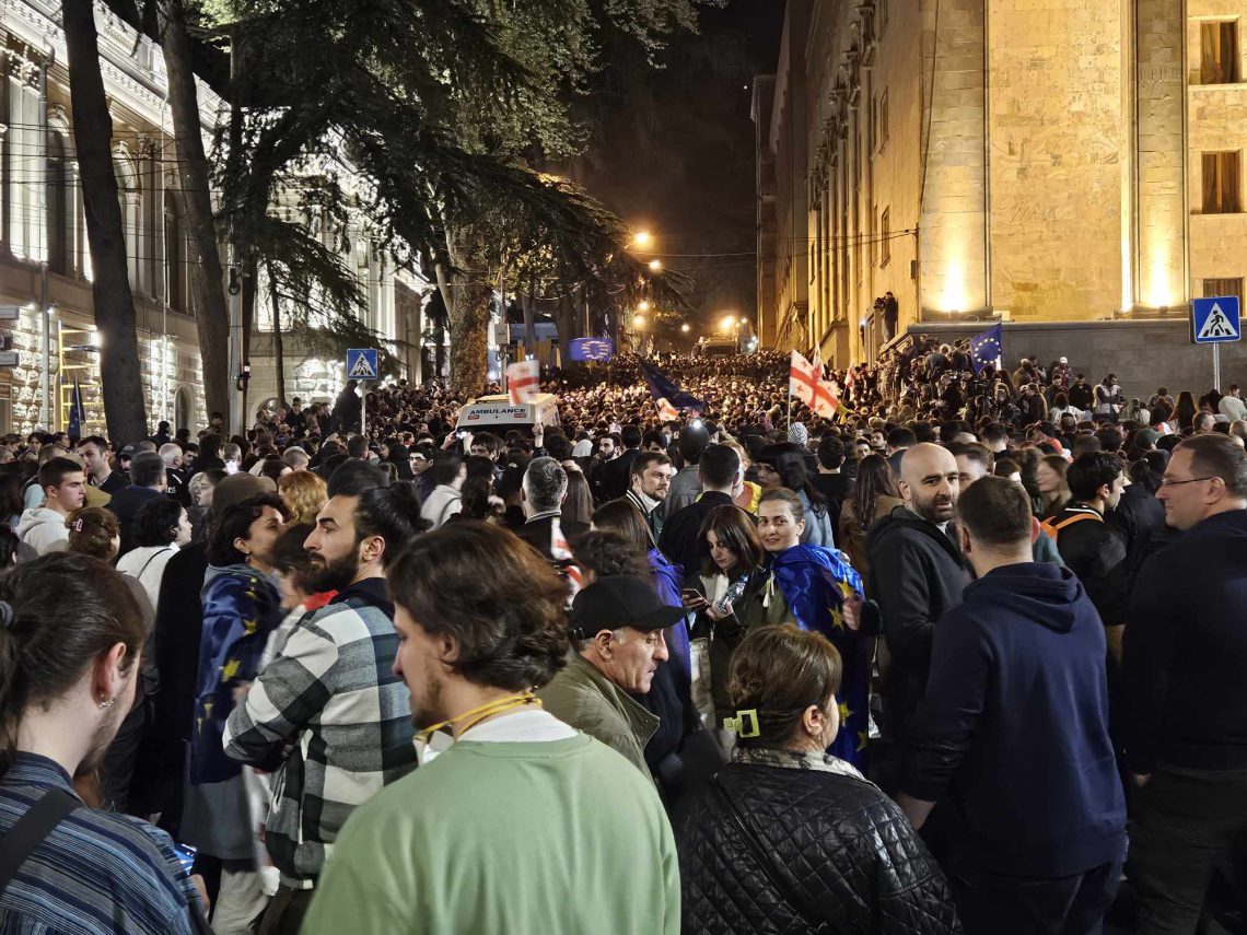 პარლამენტთან მიმდინარე აქციაზე ვითარება დაძაბულია – “ოცნების” დეპუტატები პარლამენტს სპეცრაზმის კორდონის საშუალებით ტოვებენ