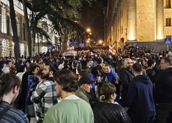 პარლამენტთან მიმდინარე აქციაზე ვითარება დაძაბულია – “ოცნების” დეპუტატები პარლამენტს სპეცრაზმის კორდონის საშუალებით ტოვებენ