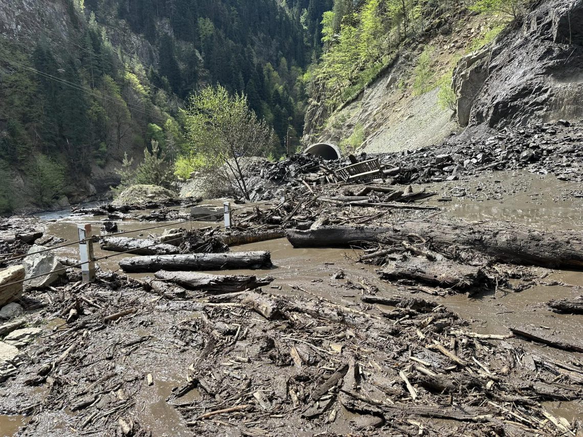 🎥 ზუგდიდი-ჯვარი-მესტია-ლასდილის გზაზე მეწყრის გამო მოძრაობა დროებით შეზღუდულია