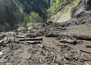 🎥 ზუგდიდი-ჯვარი-მესტია-ლასდილის გზაზე მეწყრის გამო მოძრაობა დროებით შეზღუდულია