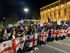 რუსთაველი ისევ გადაიკეტა - რა ხდება ამ წუთებში პარლამენტთან?