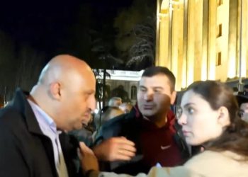 გავრცელებული ინფორმაციით, პაატა ბურჭულაძის შვილი, შუქრი ბურჭულაძე პირველი არხის გადამღებ ჯგუფს თავს დაესხა