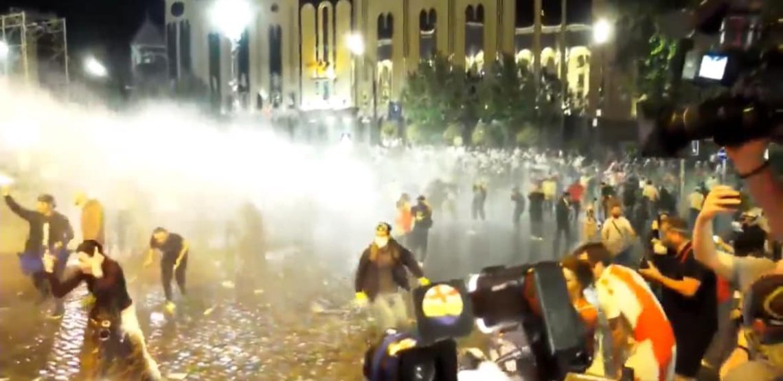 🎥პოლიციამ აქციის მონაწილეების წინააღმდეგ წყლის ჭავლი გამოიყენა