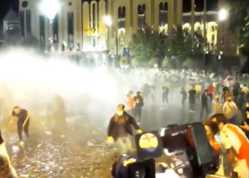 🎥პოლიციამ აქციის მონაწილეების წინააღმდეგ წყლის ჭავლი გამოიყენა