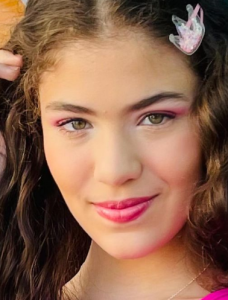 “იცანით ? წლების წინ პოპულარული იყო” – ვერ დაიჯერებთ ვინ არის ეს გოგონა