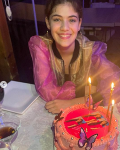 “იცანით ? წლების წინ პოპულარული იყო” – ვერ დაიჯერებთ ვინ არის ეს გოგონა