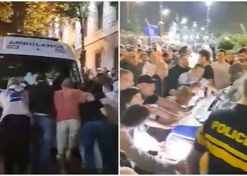 აქციის მონაწილეები სასწრაფო სამედიცინო დახმარების გაფუჭებულ მანქანას ეხმარებიან