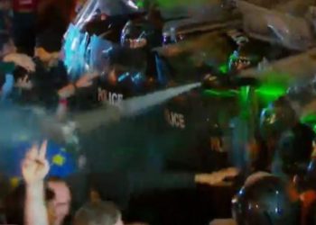 🎥რუსთაველის გამზირზე ვითარება იძაბება – სპეცრაზმელებმა წიწაკის სპრეი გამოიყენეს