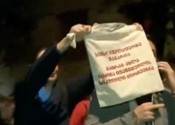 აქციის მონაწილეებმა “ტვ-იმედის” ჟურნალისტს შეურაცხყოფა მიაყენეს და სახეზე ბანერი ააფარეს