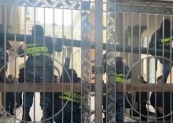 პოლიციამ პარლამენტის ჭიშკრები ჩახერგა და დააბოქლომა