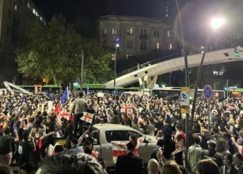 აქციის მონაწილეებმა იუსტიციის სახლთან გზის სავალი ნაწილი გადაკეტეს – რა ხდება ამ წუთებში ადგილზე?