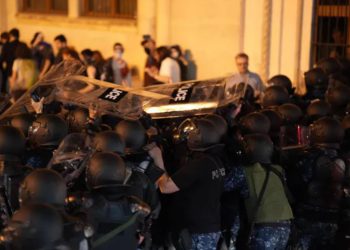 🎥პოლიციამ აქციის მონაწილეების დაშლა დაიწყო – ადგილზე ვითარება უკიდურესად დაძაბულია