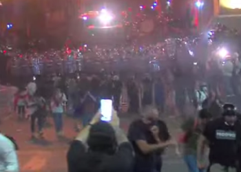 🎥პარლამენტის მიმდებარე ტერიტორიაზე სიტუაცია უკიდურესად დაძაბულია – რობოკოპები აქციის მონაწილეებს არბევენ