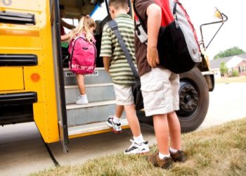 “ვერ ვუშვებ ექსკურსიაზე, არ მაქვს საშუალება და ტირის უკვე 3 დღეა…” “4 შვილი მყავს, რომელი ერთისთვის ვისესხო ამდენი ფული ან რა ვალდებულებაა…” “ეგოისტი მშობლების ბრალია, რომ იჩაგრებიან ზოგიერთები” – რა ჯდება წელს ექსკურსიები და რას ფიქრობენ მშობლები