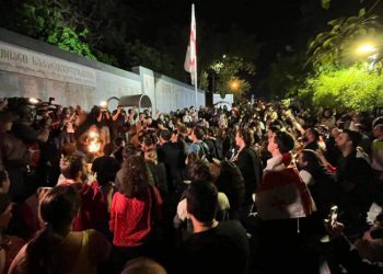 ახალგაზრდული მარშის მონაწილეებმა გმირთა მოედანზე ფიცი დადეს, რომ ხელისუფლებას “გამჭვირვალობის შესახებ” კანონს არ მიაღებინებენ