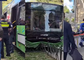 🎥”მძღოლი ცუდად გახდა და მგზავრებით სავსე ავტობუსი ბორდიულზე შევარდა”- რა ხდება ადგილზე?