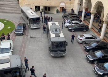 რუსთაველზე დაგეგმილი აქციის პარალელურად, პარლამენტის ეზოში პოლიციის მობილიზაციაა