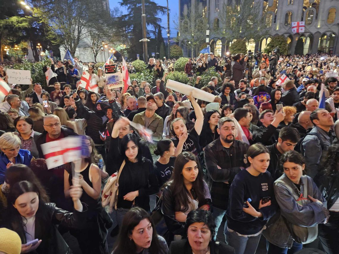 სპეცრაზმა აქციის მონაწილეებს გზა გადაუკეტა – ადგილზე მობილიზებულია წყლის ჭავლის მანქანაც