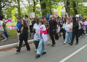 ივანიშვილის დაფუძნებული უნივერსიტეტის სტუდენტები ქუთაისში ევროპულ მარშს მართავენ