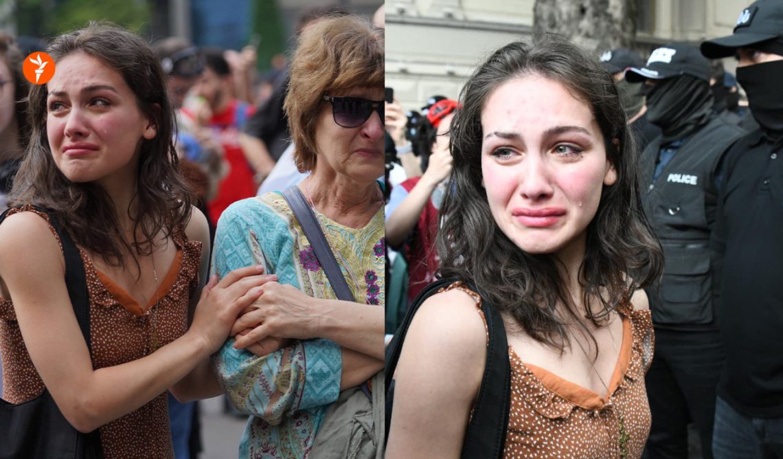 “ეს სიფრიფანა გოგო გადაუდგა შავრაზმელებს გმირულად, არ ვიცნობდი, მოვიდა, ჩამეხუტა, ვიტირეთ ერთად…” – რას წერს გუშინდელი აქციის ცნობილ ფოტოზე აღბეჭდილი ქალი?