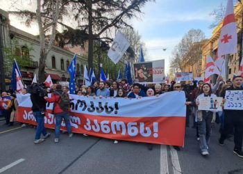 რუსული კანონის წინააღმდეგ მე–12 კლასელები და სტუდენტები მსვლელობას მართავენ – რა ხდება დედაქალაქის ქუჩებში?