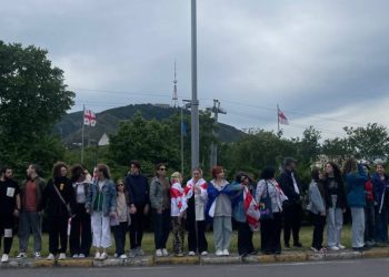 “არ ვშინდებით… ხელს ჩავკიდებთ ერთმანეთს”– ევროპის მოედანზე რუსული კანონის წინააღმდეგ აქცია–პერფორმანსი გაიმართა