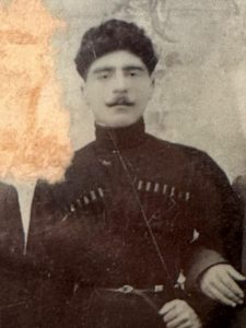 “ჩემი დიდი ბებიის მამა შეძლებული კაცი ყოფილა, დუქანი ჰქონია, საბჭოთა კავშირი რომ დაიშალა…” – რას წერს ნინო ლომჯარია