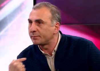 “პაპაჩემი იასონა ხაშურში იმით იყო ცნობილი, რომ საშინლად იგინებოდა – იასონას შთამომავალი ვარ და თუ გვერდები ეწვით დამირეკონ, იმისთანას მოვასმენინებ, იასონა მეორედ ადგება საფლავიდან და ყოჩაღო მეტყვის” – ალეკო ელისაშვილი