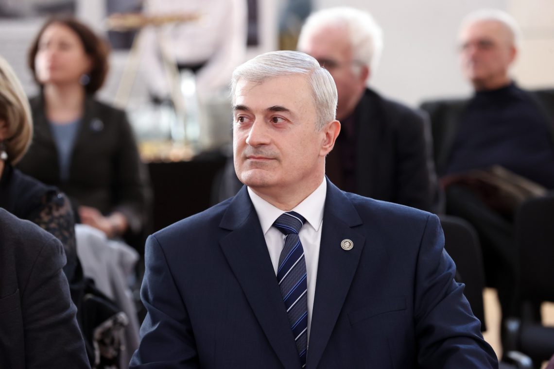 ეროვნული სამეცნიერო ფონდის დირექტორი CV–ში წერს, რომ ინტერნეტი ძალიან კარგად იცის