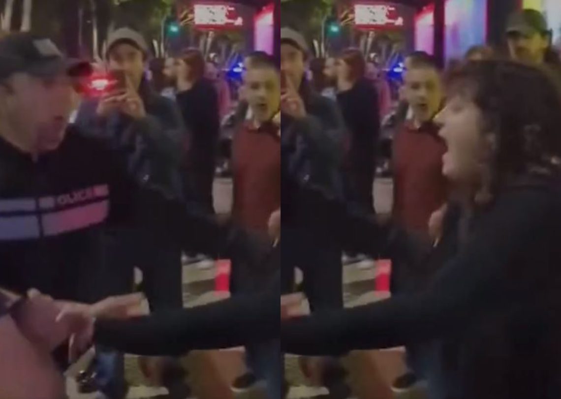 🎥ქალს, რომელიც გაჩერებასთან იდგა, პოლიცია ძალის გამოყენებით, თმის ქაჩვით აკავებს