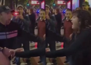 🎥ქალს, რომელიც გაჩერებასთან იდგა, პოლიცია ძალის გამოყენებით, თმის ქაჩვით აკავებს