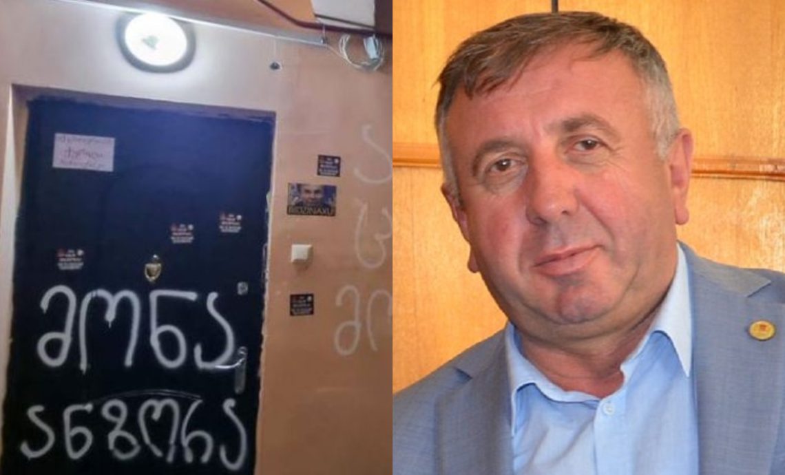 “აქ ცხოვრობს მონა” – წარწერები რუსული კანონის მხარდამჭერი დეპუტატის, ანზორ ბოლქვაძის სახლთან