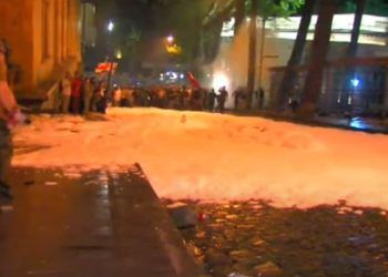 პარლამენტთან აქციის მონაწილეების წინააღმდეგ გაურკვეველ ნივთიერებას ასხამენ