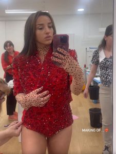 რომელ ქართველ დიზაინერს ეკუთვნის ნუცა ბუზალაძისთვის შექმნილი წითელი “ლუქი” – მომღერალი ფოტოს აქვეყნებს