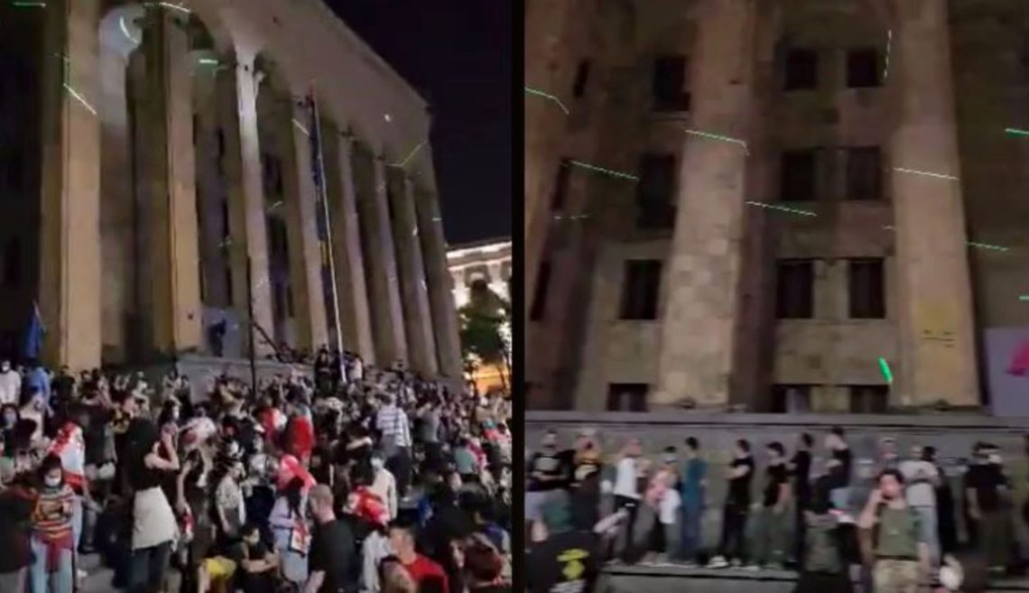 🎥პარლამენტში ამ წუთებში სინათლე გამორთეს – რა ხდება ადგილზე?