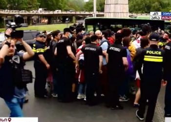 პოლიცია აქციის მონაწილეებს გზის გადაკეტვის საშუალებას არ აძლევს – რა ხდება ამ წუთებში გმირთა მოედანზე?