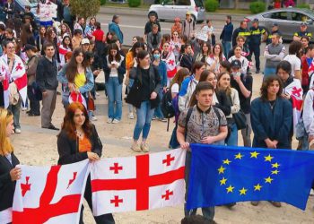 თსუ-ს სტუდენტები პარლამენტთან მსვლელობით მივიდნენ – რა ხდება ამ წუთებში ადგილზე?