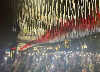 აქციის მონაწილეების ნაწილი მსვლელობით პრეზიდენტის ადმინისტრაციისკენ მიემართება