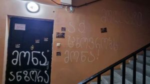 "აქ ცხოვრობს მონა" – წარწერები რუსული კანონის მხარდამჭერი დეპუტატის, ანზორ ბოლქვაძის სახლთან